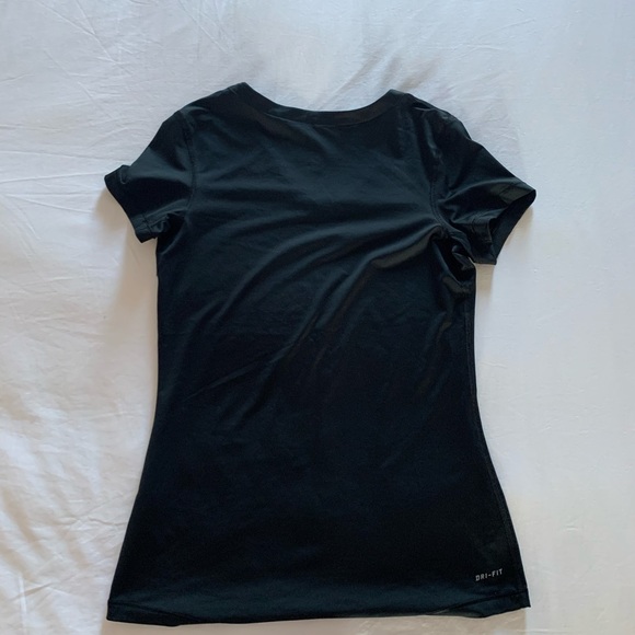 Lightly worn - Medium Nike Pro Fitted T-Shirt - Picture 4 of 4